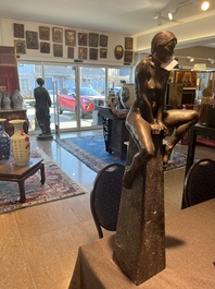 Ir&eacute;n&eacute;e Duriez (1950): 'Annemie zittend', bruingepatineerd brons op een tapse marmeren sokkel, ed. 5/8