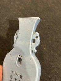 Een Chinese wandvaas met koperrood decor op lavendelblauwe fond, 19de eeuw