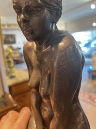 Ir&eacute;n&eacute;e Duriez (1950): 'Annemie zittend', bruingepatineerd brons op een tapse marmeren sokkel, ed. 5/8