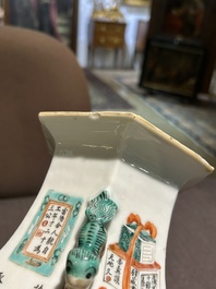 Een zeshoekige Chinese famille rose vaas met Wu Shuang Pu decor, 19de eeuw