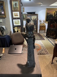 Ir&eacute;n&eacute;e Duriez (1950): 'Annemie zittend', bruingepatineerd brons op een tapse marmeren sokkel, ed. 5/8