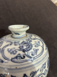 Een Chinese blauw-witte 'meiping' vaas met lotusslingers, Ming