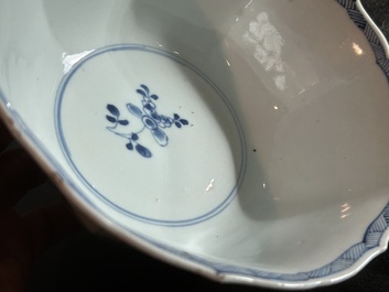 Een paar Chinese blauw-witte kommen met geanimeerde landschappen en floraal decor, Kangxi