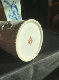 Een Chinese opengewerkte qianjiang cai hoedensteun met decor van antiquiteiten, Guangxu merk en periode