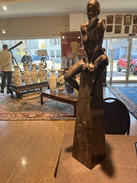 Ir&eacute;n&eacute;e Duriez (1950): 'Annemie zittend', bruingepatineerd brons op een tapse marmeren sokkel, ed. 5/8