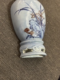 Een Chinese wandvaas met koperrood decor op lavendelblauwe fond, 19de eeuw