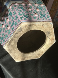 Een zeshoekige Chinese famille rose tuinzit met figuratief decor, 19de eeuw