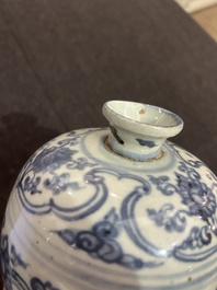 Een Chinese blauw-witte 'meiping' vaas met lotusslingers, Ming