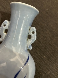 Een Chinese wandvaas met koperrood decor op lavendelblauwe fond, 19de eeuw