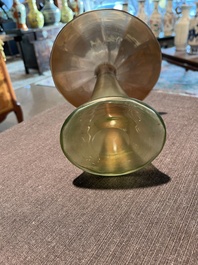 Koloman Moser (1868-1918, navolger van): Een paar 'Vulkan' vazen in iriserend glas, 20ste eeuw