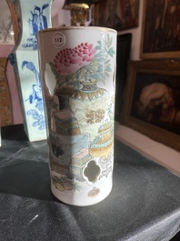 Een Chinese opengewerkte qianjiang cai hoedensteun met decor van antiquiteiten, Guangxu merk en periode