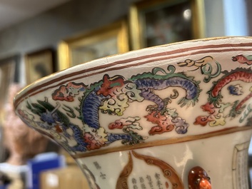 Een Chinese famille rose vaas met Wu Shuang Pu decor, 19de eeuw