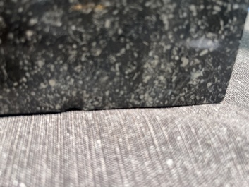 Ir&eacute;n&eacute;e Duriez (1950): 'Annemie zittend', bruingepatineerd brons op een tapse marmeren sokkel, ed. 5/8