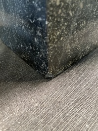 Ir&eacute;n&eacute;e Duriez (1950): 'Annemie zittend', bruingepatineerd brons op een tapse marmeren sokkel, ed. 5/8