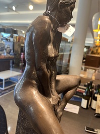 Ir&eacute;n&eacute;e Duriez (1950): 'Annemie zittend', bruingepatineerd brons op een tapse marmeren sokkel, ed. 5/8