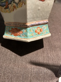 Een zeshoekige Chinese famille rose vaas met Wu Shuang Pu decor, 19de eeuw