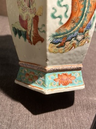 Een zeshoekige Chinese famille rose vaas met Wu Shuang Pu decor, 19de eeuw
