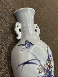 Een Chinese wandvaas met koperrood decor op lavendelblauwe fond, 19de eeuw