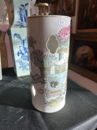 Een Chinese opengewerkte qianjiang cai hoedensteun met decor van antiquiteiten, Guangxu merk en periode