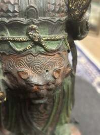 Een Chinese verguld bronzen sculptuur van een wachter met polychroom decor, 18de/19de eeuw