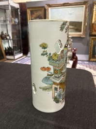 Een Chinese opengewerkte qianjiang cai hoedensteun met decor van antiquiteiten, 19de/20ste eeuw