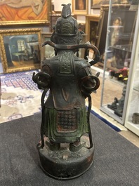 Een Chinese verguld bronzen sculptuur van een wachter met polychroom decor, 18de/19de eeuw