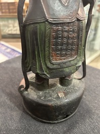 Een Chinese verguld bronzen sculptuur van een wachter met polychroom decor, 18de/19de eeuw