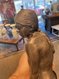 Ir&eacute;n&eacute;e Duriez (1950): 'Annemie zittend', bruingepatineerd brons op een tapse marmeren sokkel, ed. 5/8