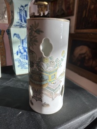 Een Chinese opengewerkte qianjiang cai hoedensteun met decor van antiquiteiten, Guangxu merk en periode