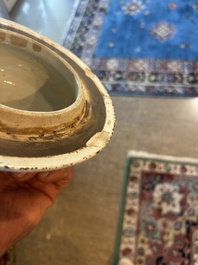 Een Chinees blauw-wit vijfdelig kaststel met 'Shou' decor, Chenghua merk, 19de eeuw