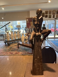 Ir&eacute;n&eacute;e Duriez (1950): 'Annemie zittend', bruingepatineerd brons op een tapse marmeren sokkel, ed. 5/8