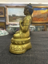 Een Chinese verguld bronzen figuur van Boeddha, 19de eeuw