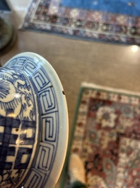 Een Chinees blauw-wit vijfdelig kaststel met 'Shou' decor, Chenghua merk, 19de eeuw