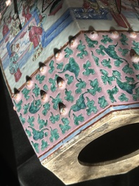 Een zeshoekige Chinese famille rose tuinzit met figuratief decor, 19de eeuw