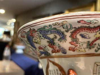 Een Chinese famille rose vaas met Wu Shuang Pu decor, 19de eeuw