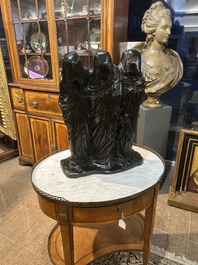 George Minne (1866-1941): Les Trois Saintes Femmes, bruin-zwartgepatineerd brons, met gieterijstempel De Groeve (1896)