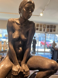 Ir&eacute;n&eacute;e Duriez (1950): 'Annemie zittend', bruingepatineerd brons op een tapse marmeren sokkel, ed. 5/8