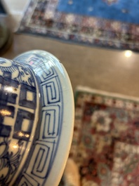 Een Chinees blauw-wit vijfdelig kaststel met 'Shou' decor, Chenghua merk, 19de eeuw