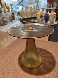 Koloman Moser (1868-1918, navolger van): Een paar 'Vulkan' vazen in iriserend glas, 20ste eeuw