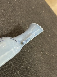 Een Chinese wandvaas met koperrood decor op lavendelblauwe fond, 19de eeuw