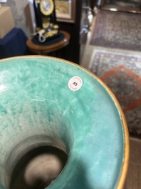 Een Chinese famille rose vaas met Wu Shuang Pu decor, 19de eeuw