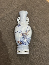 Een Chinese wandvaas met koperrood decor op lavendelblauwe fond, 19de eeuw