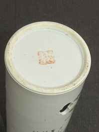 Een Chinese opengewerkte qianjiang cai hoedensteun met decor van antiquiteiten, 19de/20ste eeuw