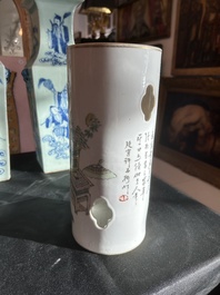 Een Chinese opengewerkte qianjiang cai hoedensteun met decor van antiquiteiten, Guangxu merk en periode