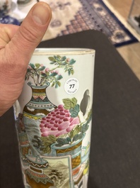 Een Chinese opengewerkte qianjiang cai hoedensteun met decor van antiquiteiten, 19de/20ste eeuw