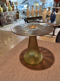 Koloman Moser (1868-1918, navolger van): Een paar 'Vulkan' vazen in iriserend glas, 20ste eeuw