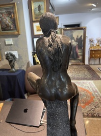 Ir&eacute;n&eacute;e Duriez (1950): 'Annemie zittend', bruingepatineerd brons op een tapse marmeren sokkel, ed. 5/8