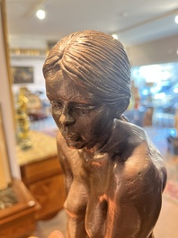 Ir&eacute;n&eacute;e Duriez (1950): 'Annemie zittend', bruingepatineerd brons op een tapse marmeren sokkel, ed. 5/8