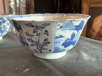 Een paar Chinese blauw-witte kommen met geanimeerde landschappen en floraal decor, Kangxi