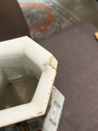 Een zeshoekige Chinese famille rose vaas met Wu Shuang Pu decor, 19de eeuw